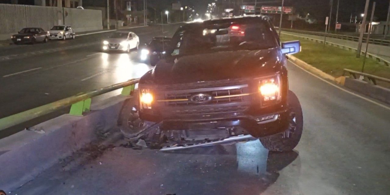 Manda camioneta de lujo al yonke en Saltillo
