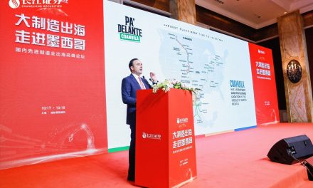 Imparte Manolo Jiménez conferencia a empresas chinas inmersas en el nearshoring.