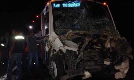 Camión de pasajeros se impacta con tráiler en la carretera Saltillo-Torreón