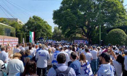 Protestan en la embajada de Israel en México tras los secuestros realizados por Hamás