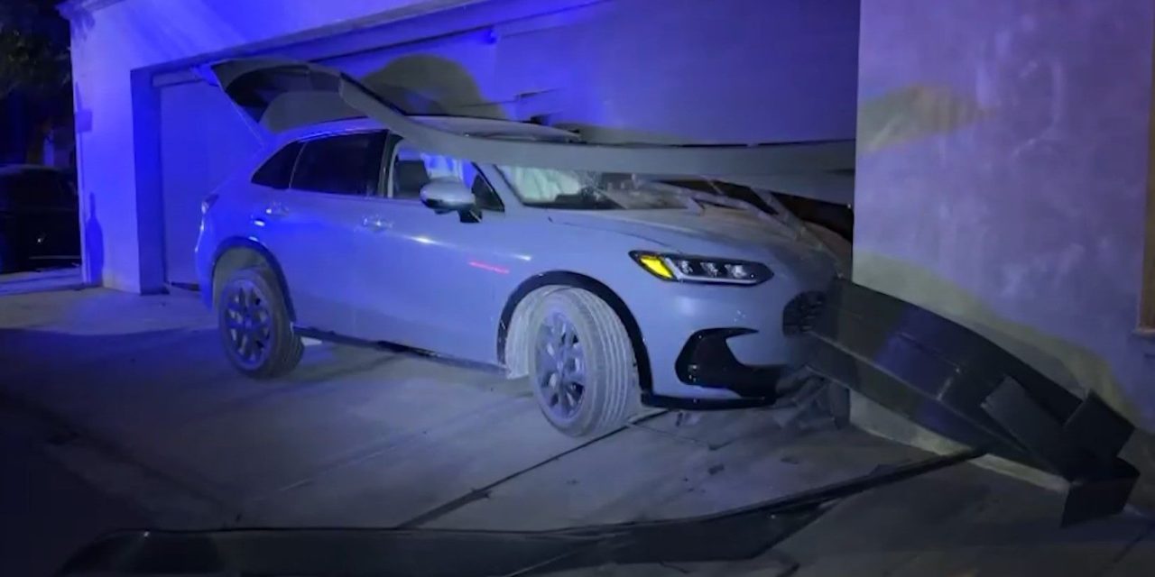 Proyecta camioneta contra casa en Saltillo