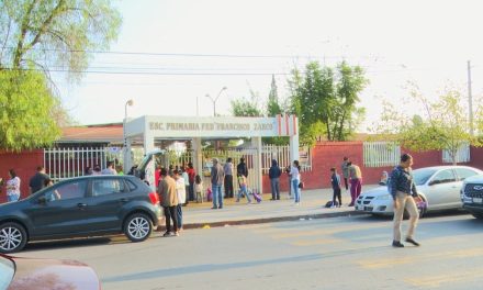 Padres de familia solicitan puente peatonal para salvaguardar la integridad de alumnos de la primaria Francisco Zarco