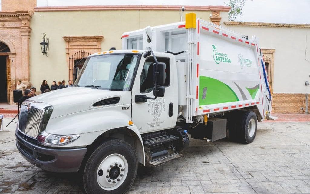 Arteaguenses reciben el segundo camión recolector de basura