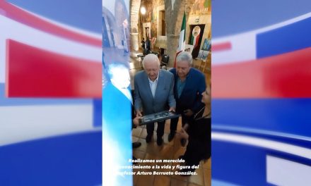 Rinden homenaje al profesor Arturo Berrueto en Saltillo