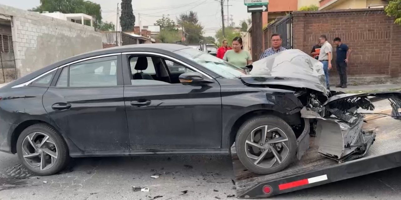 Se vuela alto en colonia Virreyes y le sale caro… destruye su auto y otro