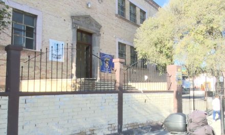 Siguen trabajando bajo protesta docentes y maestros de la primaria Miguel López