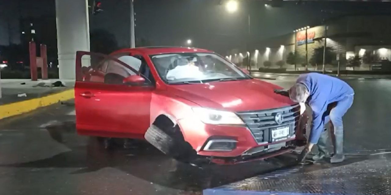 Conductor ebrio sube su carro al camellón en Saltillo