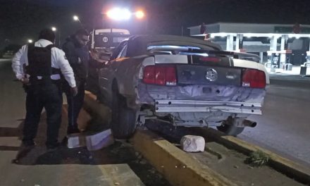 Ebrio tomó una vuelta a gran velocidad y termina sobre el camellón en Saltillo