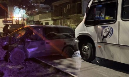 Tomaba mientras conducía  y termina impactado contra un árbol en Saltillo
