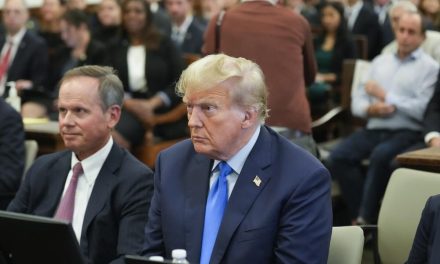 Trump enfrenta acusaciones de fraude por más de mil millones de dólares