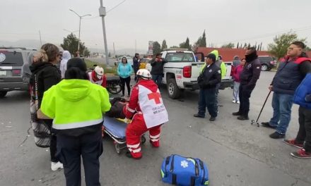 Derriba con auto a jóvenes que viajaban en motocicleta en Saltillo