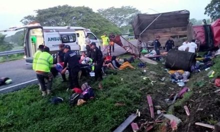 Choca camión cargado de migrantes en Chiapas y deja 10 personas sin vida