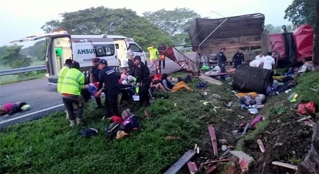 Choca camión cargado de migrantes en Chiapas y deja 10 personas sin vida