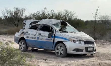 Conductor vuelca aparatosamente  en Ramos Arizpe pero resulta ileso