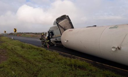 Vuelca pipa con gas LP sobre la autopista Saltillo-Torreón