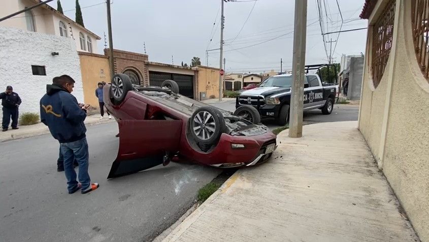 Vuelca debido al exceso de velocidad en Saltillo