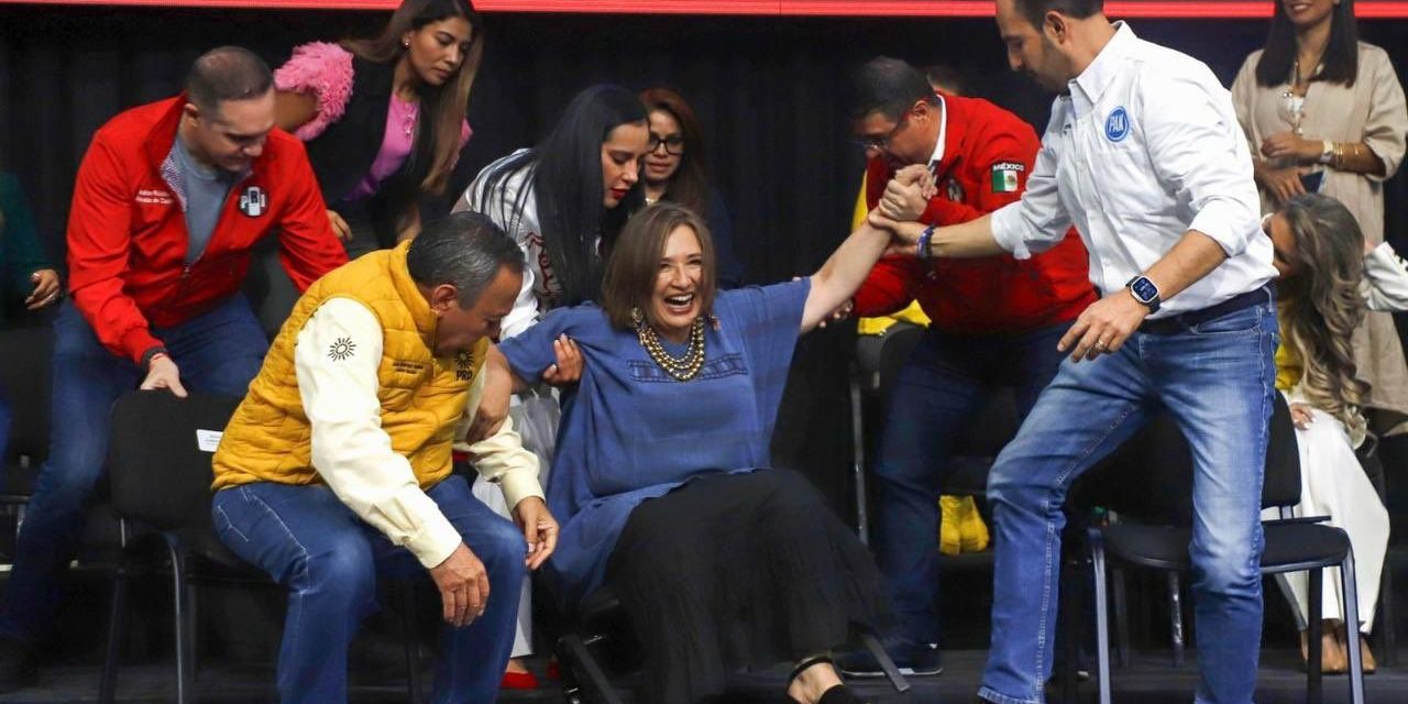 Video: ‘Me quedó chica, vamos por la grande’; así dijo Xóchitl Gálvez al caer de una silla