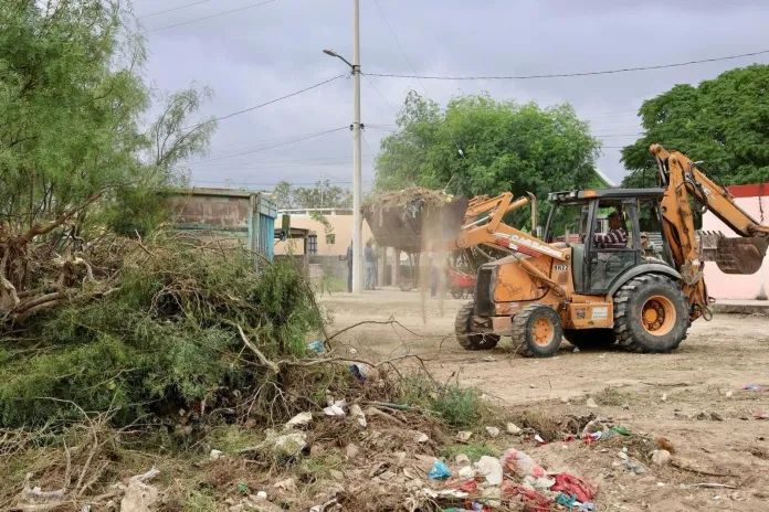 Realizan mantenimiento de calles en Sabinas