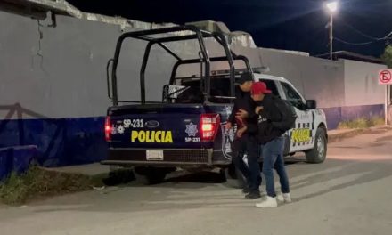 Rescatan a joven al intentar aventarse de un puente