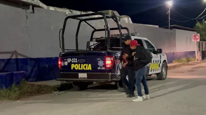 Rescatan a joven al intentar aventarse de un puente