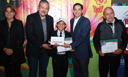 Dan premios a ganadores del concurso de la mariposa monarca en Acuña