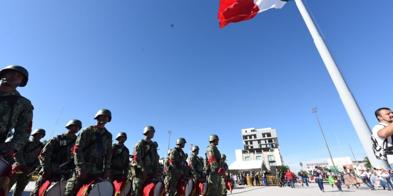 30 mil personas acuden al desfile de la Revolución Mexicana