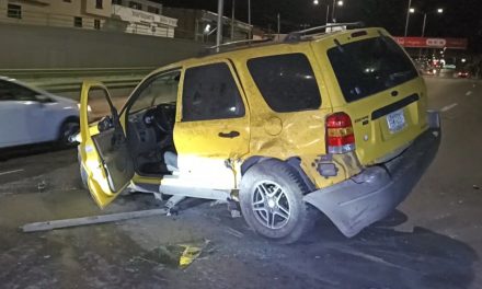 Saltillo: Sufre volcadura por acelerado, deestrozó su camioneta y quedó detenido