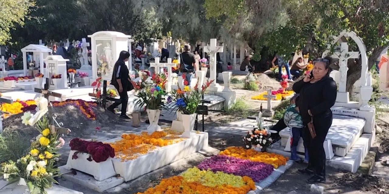 Acuden cientos de familias a los panteones durante el día de muertos en Parras