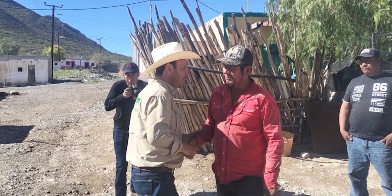 Alcalde de Parras entrega apoyos en ejidos de la Sierra