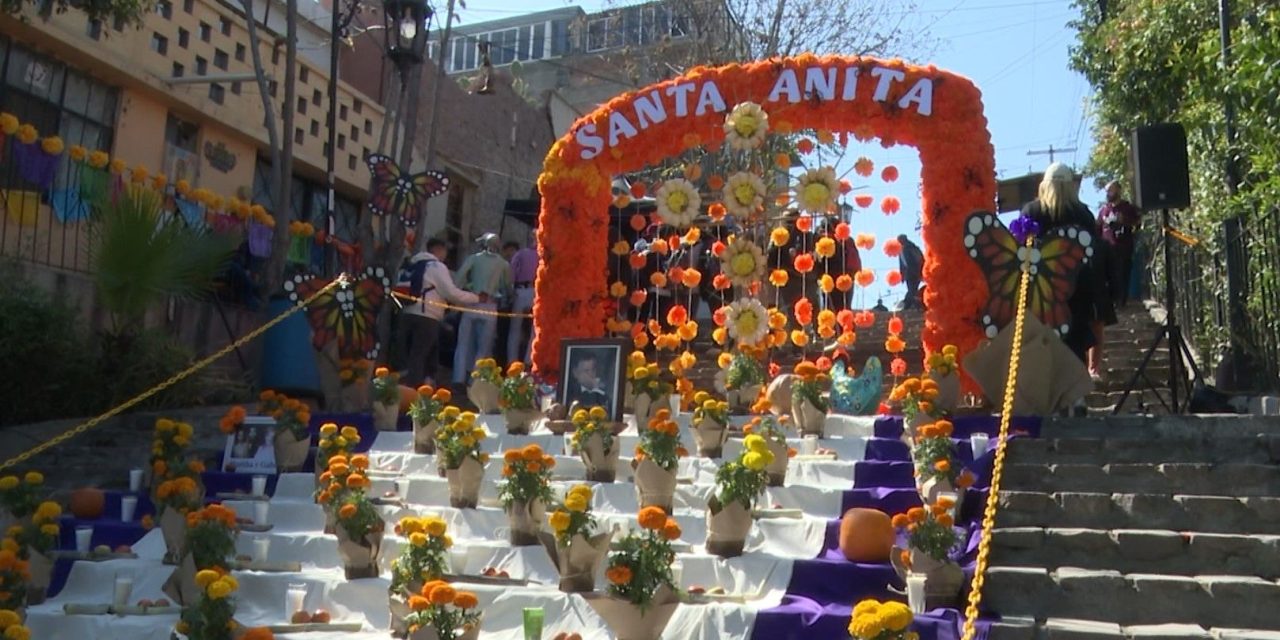 Saltillenses disfrutan del mega altar de muertos en la escalinata de Santa Anita