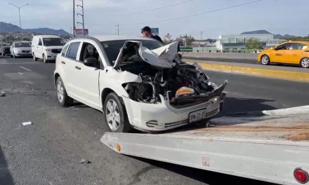 Mujer amanecida destruye su vehículo en Saltillo