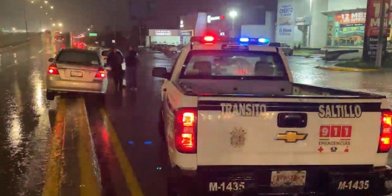 Conductor se ensarta en un camellón de Saltillo