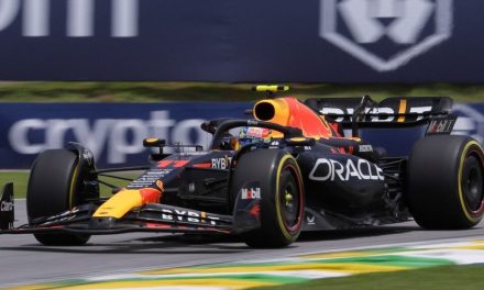Checo Pérez brilla y culmina tercero en el Sprint del GP de Brasil