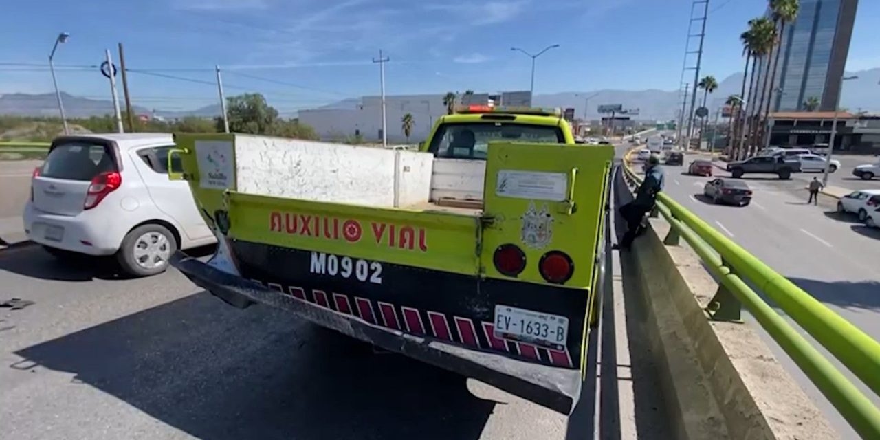 Chocan a unidad de auxilio vial en Saltillo