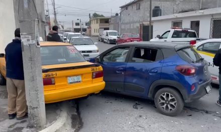 Chocan autos de alquiler en Saltillo