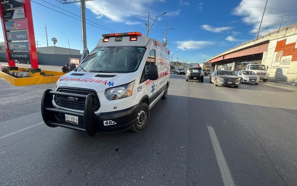 Ciclista cruza transitada vía y lo embiste vehículo
