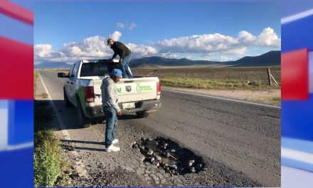 Continúa Arteaga con programa de bacheo