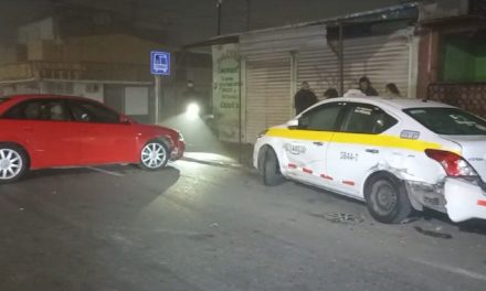 Ebrio se durmió al volante y daña varios coches estacionados