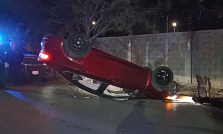 Deja atrás su vehículo volcado en Saltillo