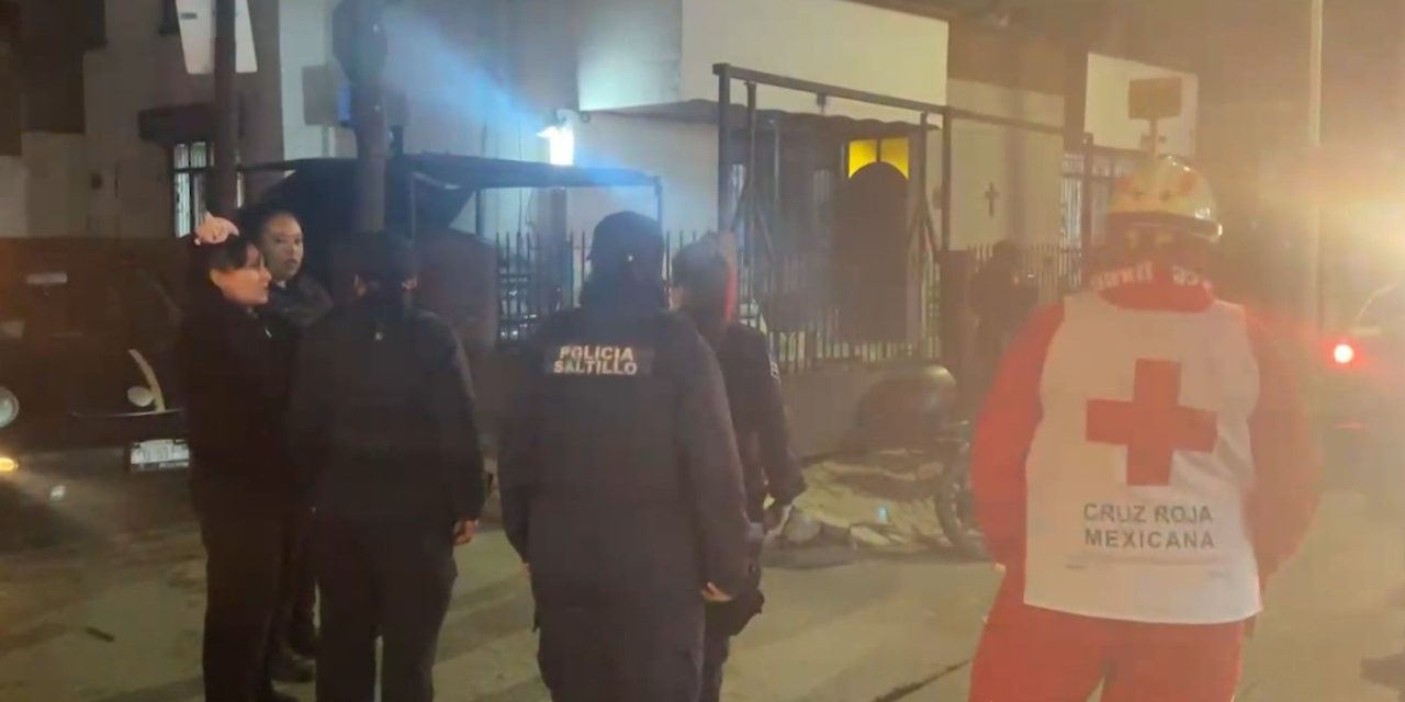 Se pasa el rojo y derriba a motociclista en Saltillo