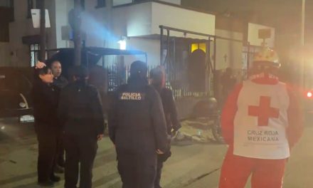 Se pasa el rojo y derriba a motociclista en Saltillo