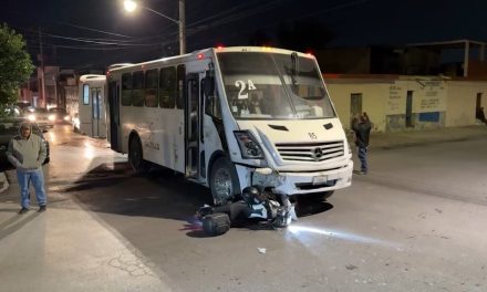 Desigual choque ocurrió en el centro de Saltillo… una combi impactó una moto