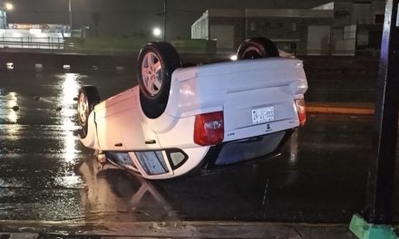Le prestan carro y lo destroza en Saltillo… derrapa y termina volcado