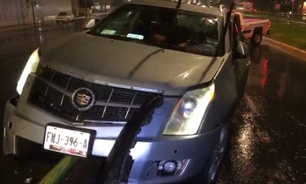 Ensarta su camioneta contra el muro en Saltillo