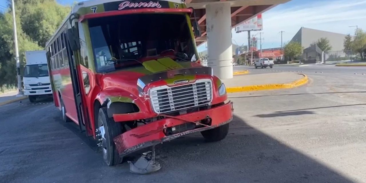 Comete una imprudencia y destruye su camioneta en Saltillo