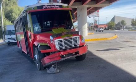 Comete una imprudencia y destruye su camioneta en Saltillo