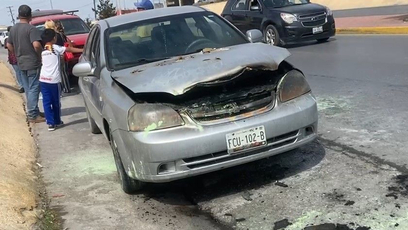 Falla mecánica origina incendio en vehículo en Saltillo