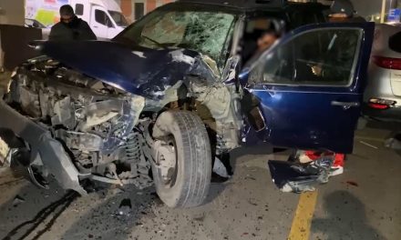 Maneja bajo efecto de sustancias nocivas e impacta dos vehículos