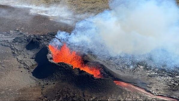 Evacúan Grindavik ante amenaza de erupción volcánica en Islandia