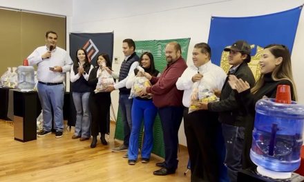 Javier Diaz entrega apoyo alimentario para estudiantes foráneos en la Facultad de Sistemas de la UAdeC